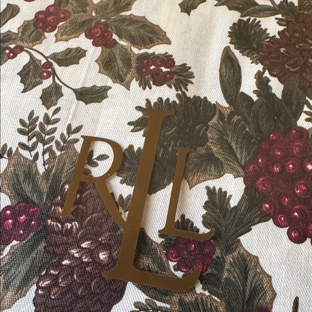 New In Package Ralph Lauren Festive Berry Table Cloth - Picture 6 of 9
